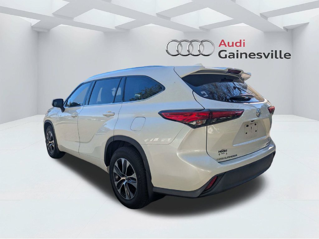 Used 2020 Toyota Highlander XLE AWD/4WD image 7