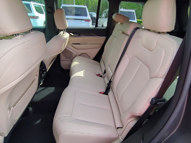 New 2026 Jeep Grand Cherokee Limited w/ Limited Altitude Package AWD/4WD image 31