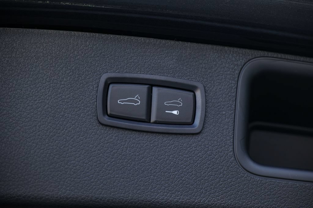 Certified 2026 Porsche Macan Turbo AWD/4WD image 41