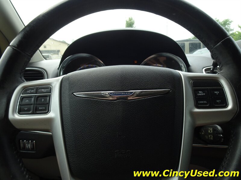 Used 2016 Chrysler Town & Country Touring FWD image 24