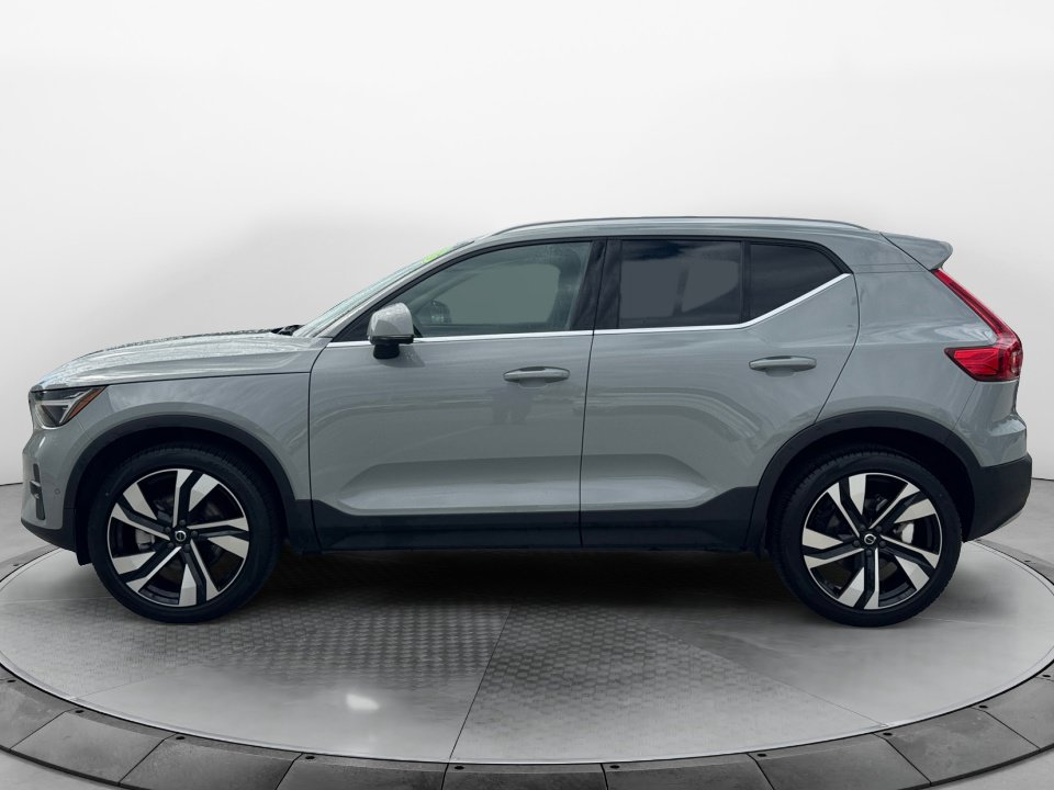 Used 2025 Volvo XC40 B5 Plus AWD/4WD image 4
