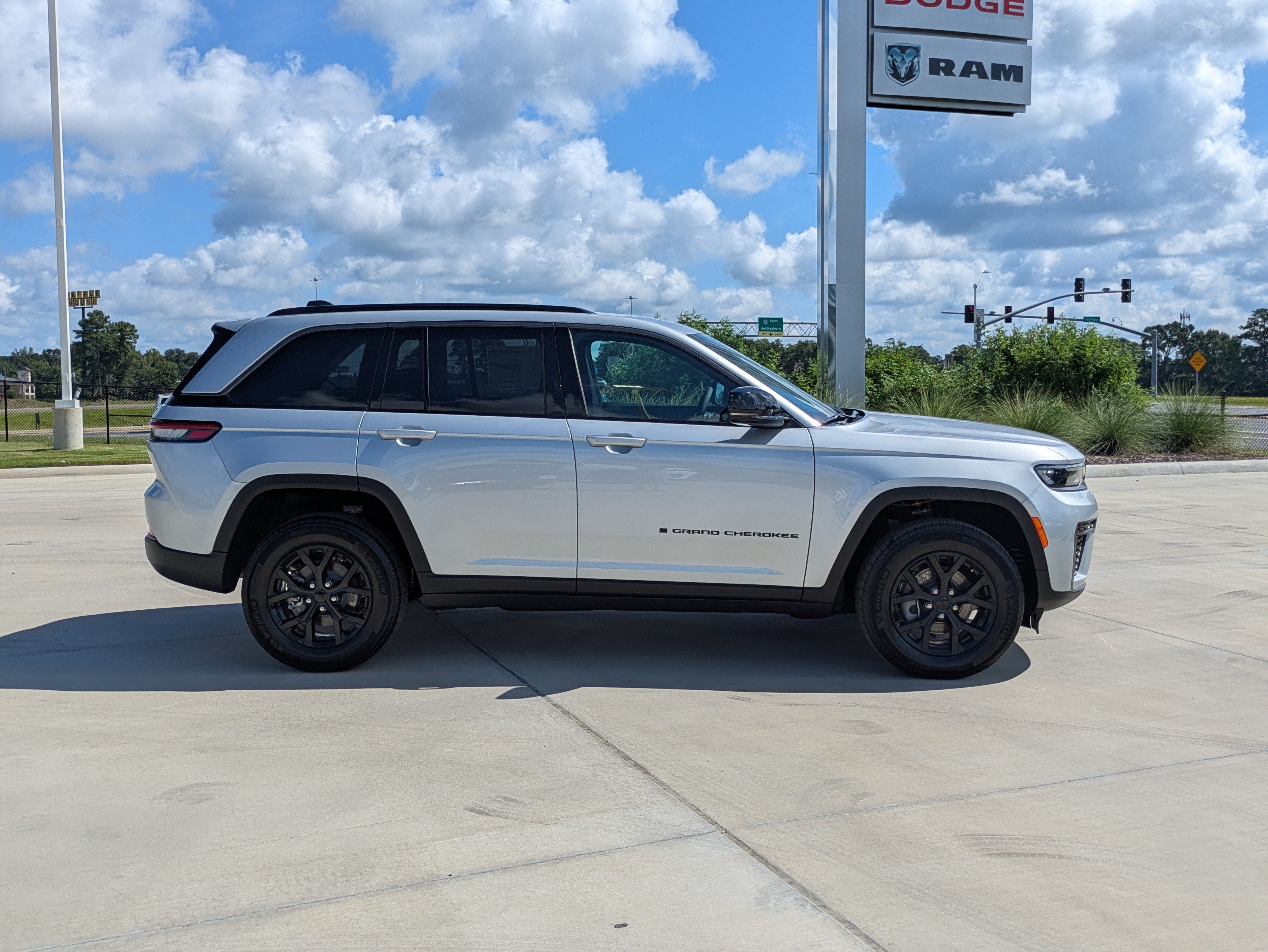 New 2026 Jeep Grand Cherokee Altitude RWD image 6