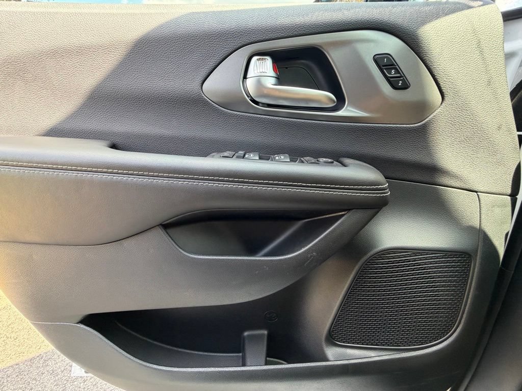 New 2026 Chrysler Pacifica Select FWD image 27
