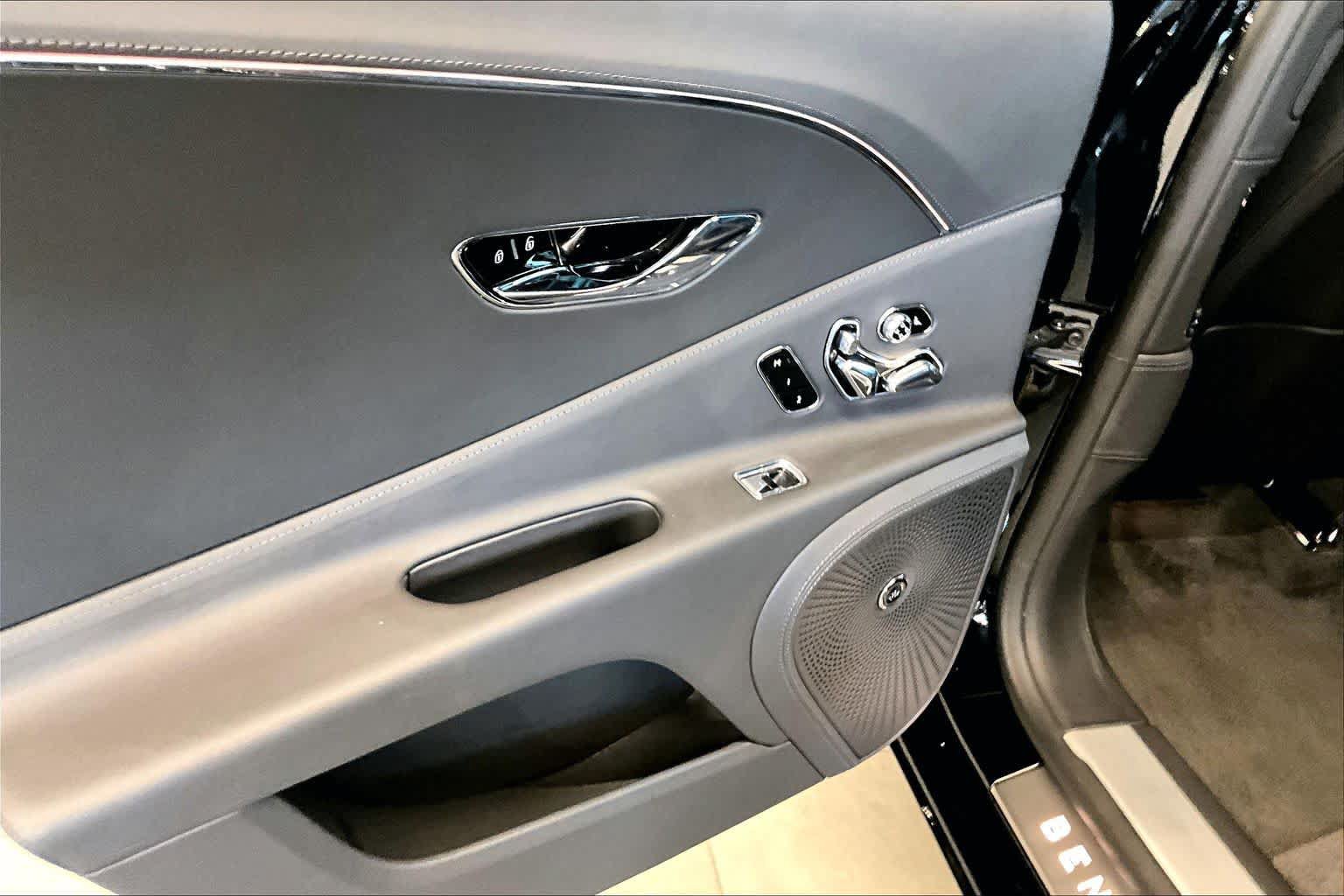 Used 2023 Bentley Flying Spur Plug-In Hybrid AWD/4WD image 31