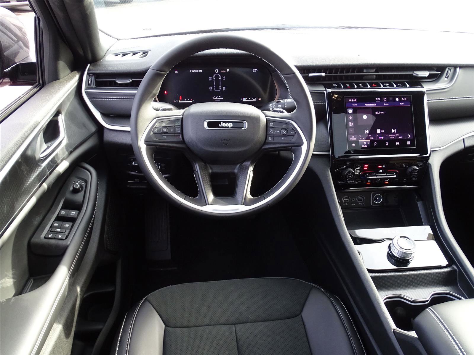 Used 2025 Jeep Grand Cherokee L Altitude image 23