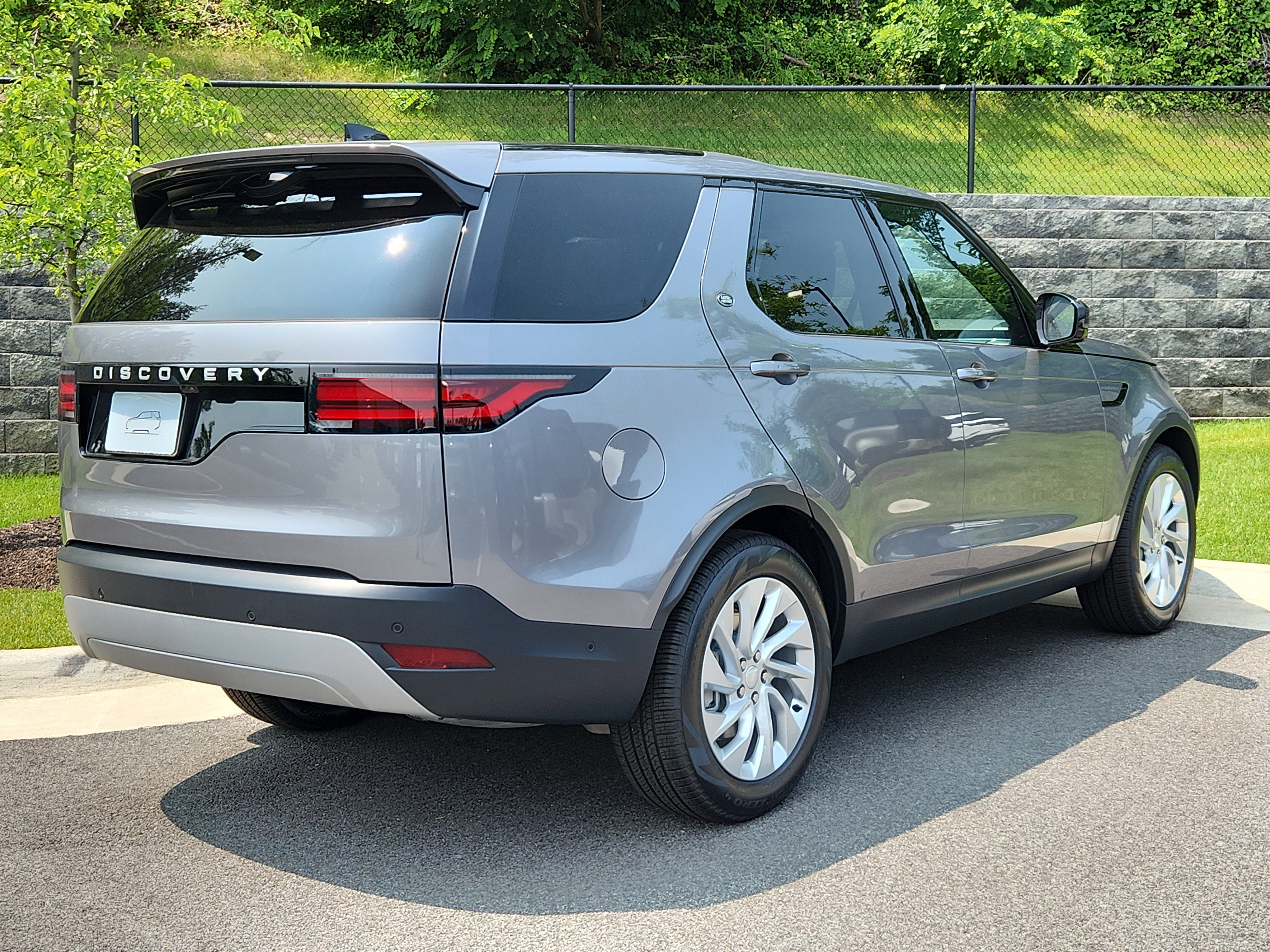 New 2025 Land Rover Discovery S image 2