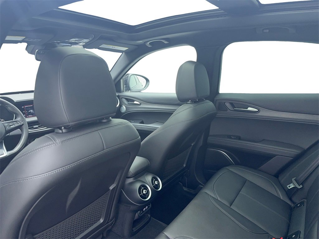 Used 2023 Alfa Romeo Stelvio Ti image 40