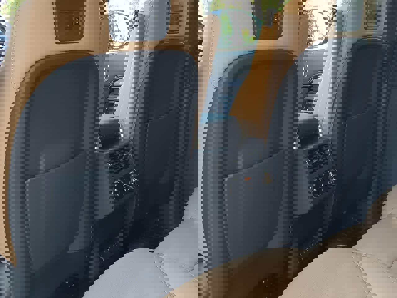 Used 2025 Land Rover Discovery Dynamic SE AWD/4WD image 18