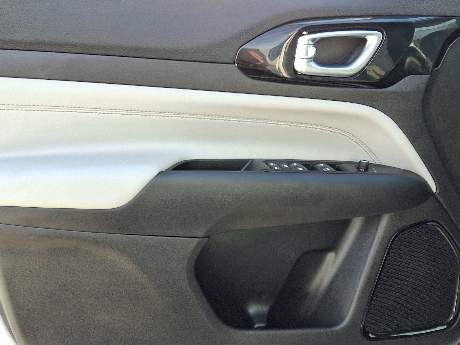 Used 2022 Jeep Compass Limited image 13