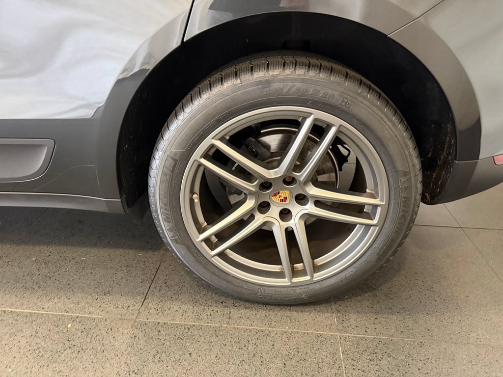 Certified 2021 Porsche Macan AWD/4WD image 11