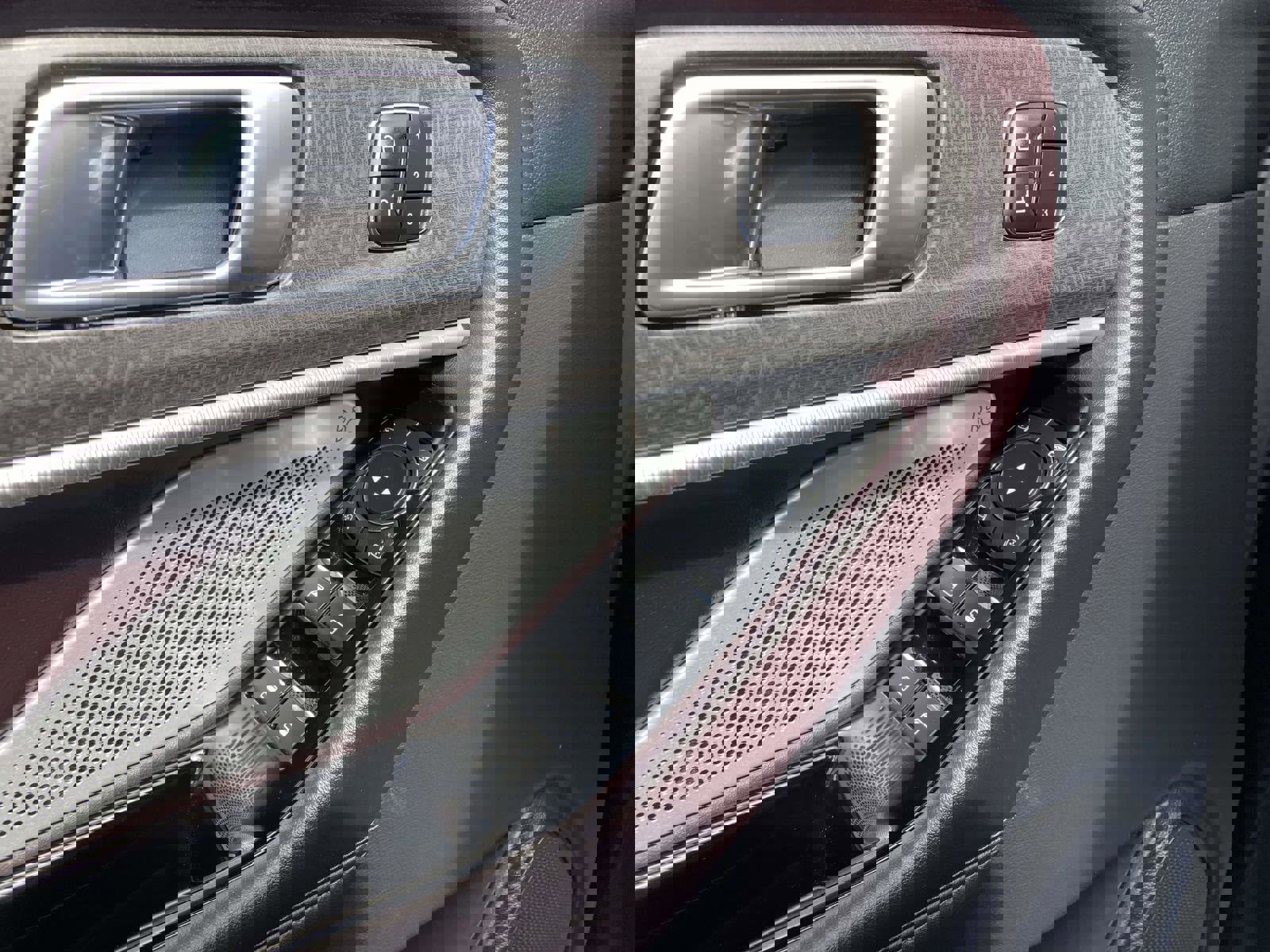 Used 2025 Ford Explorer Platinum image 20