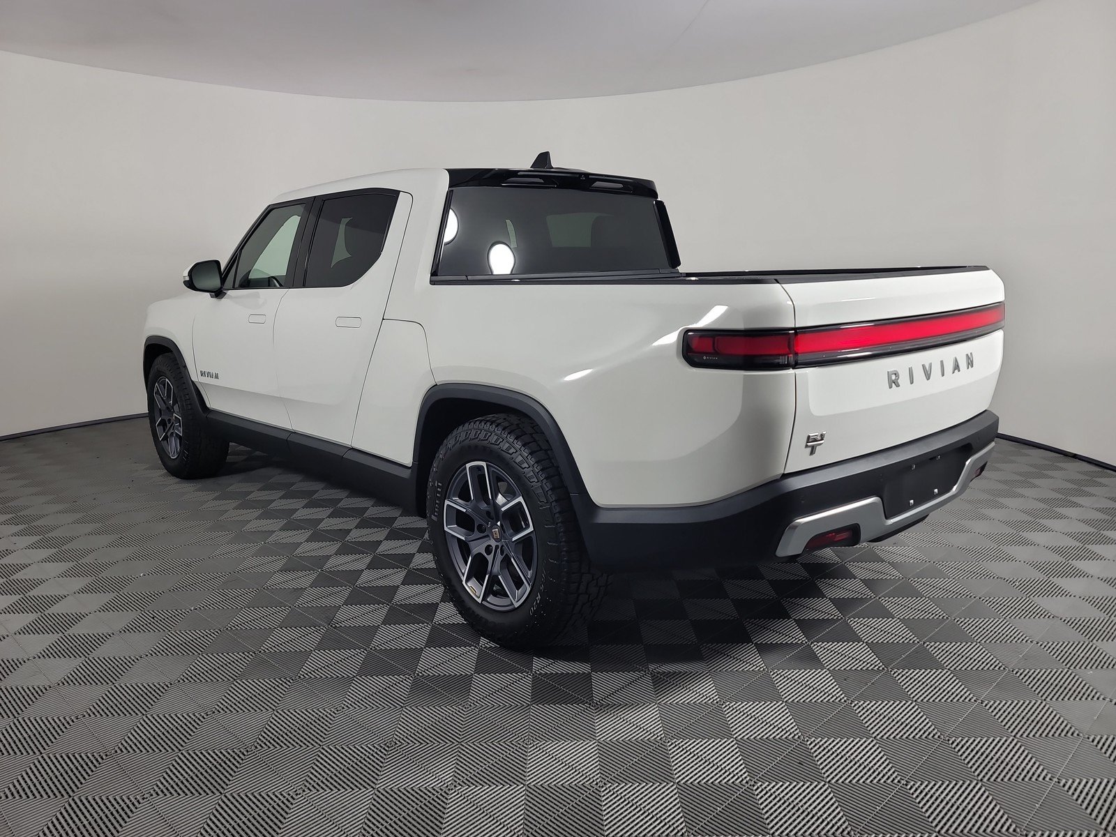 Used 2024 Rivian R1T Adventure AWD/4WD image 3