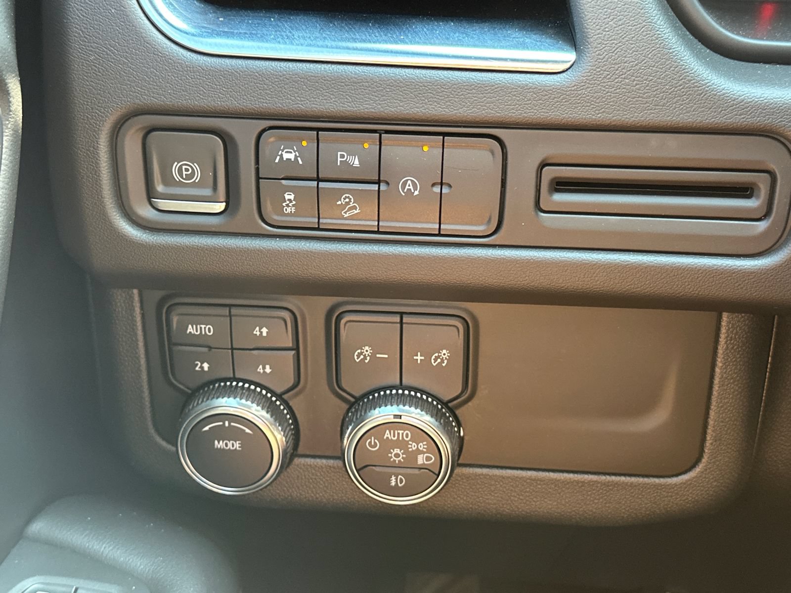 Used 2024 GMC Yukon AT4 AWD/4WD image 31