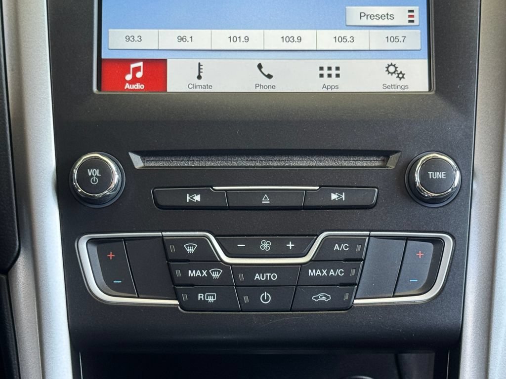 Used 2017 Ford Fusion SE w/ Equipment Group 201A FWD image 17