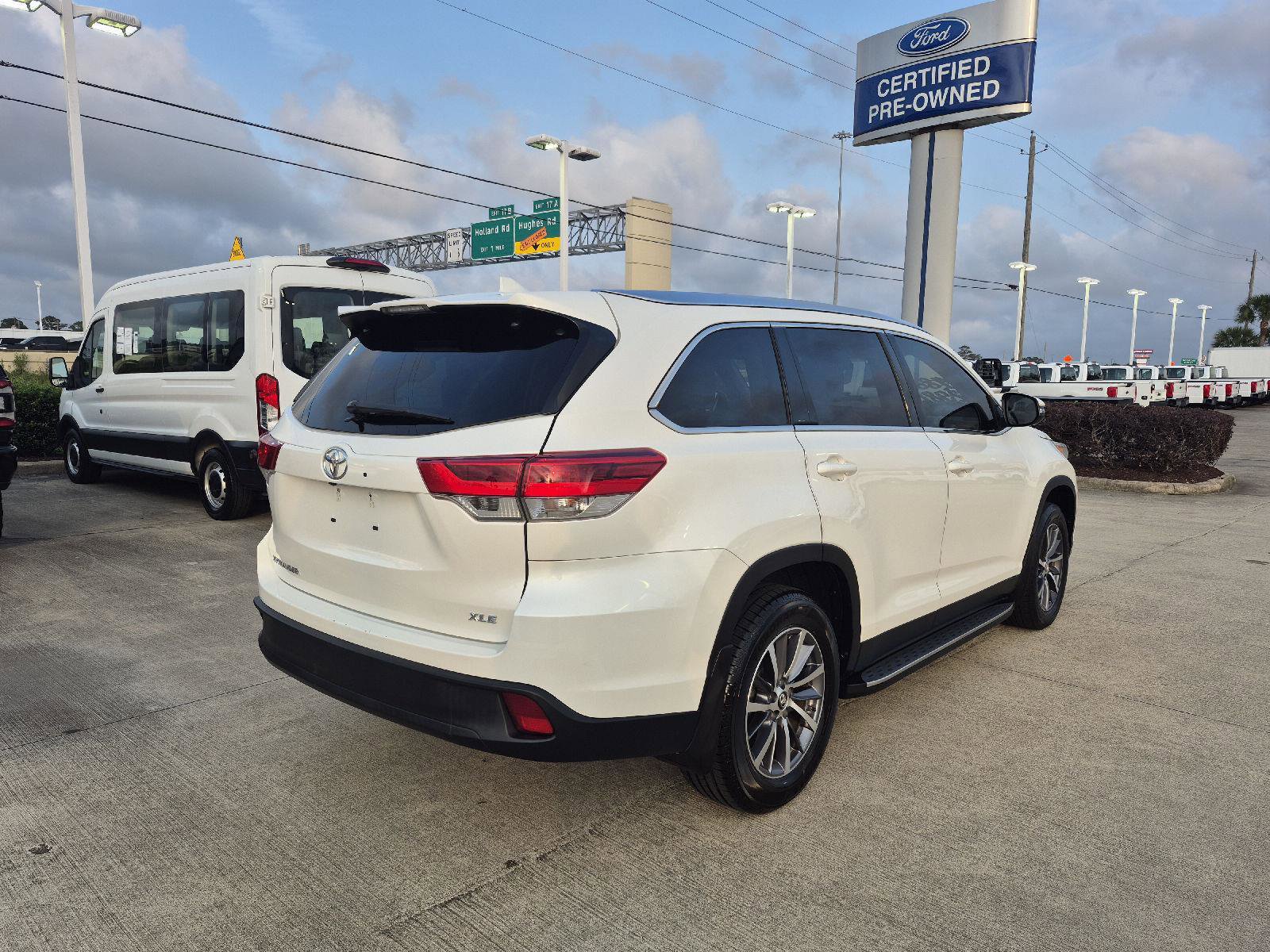 Used 2019 Toyota Highlander XLE FWD image 17