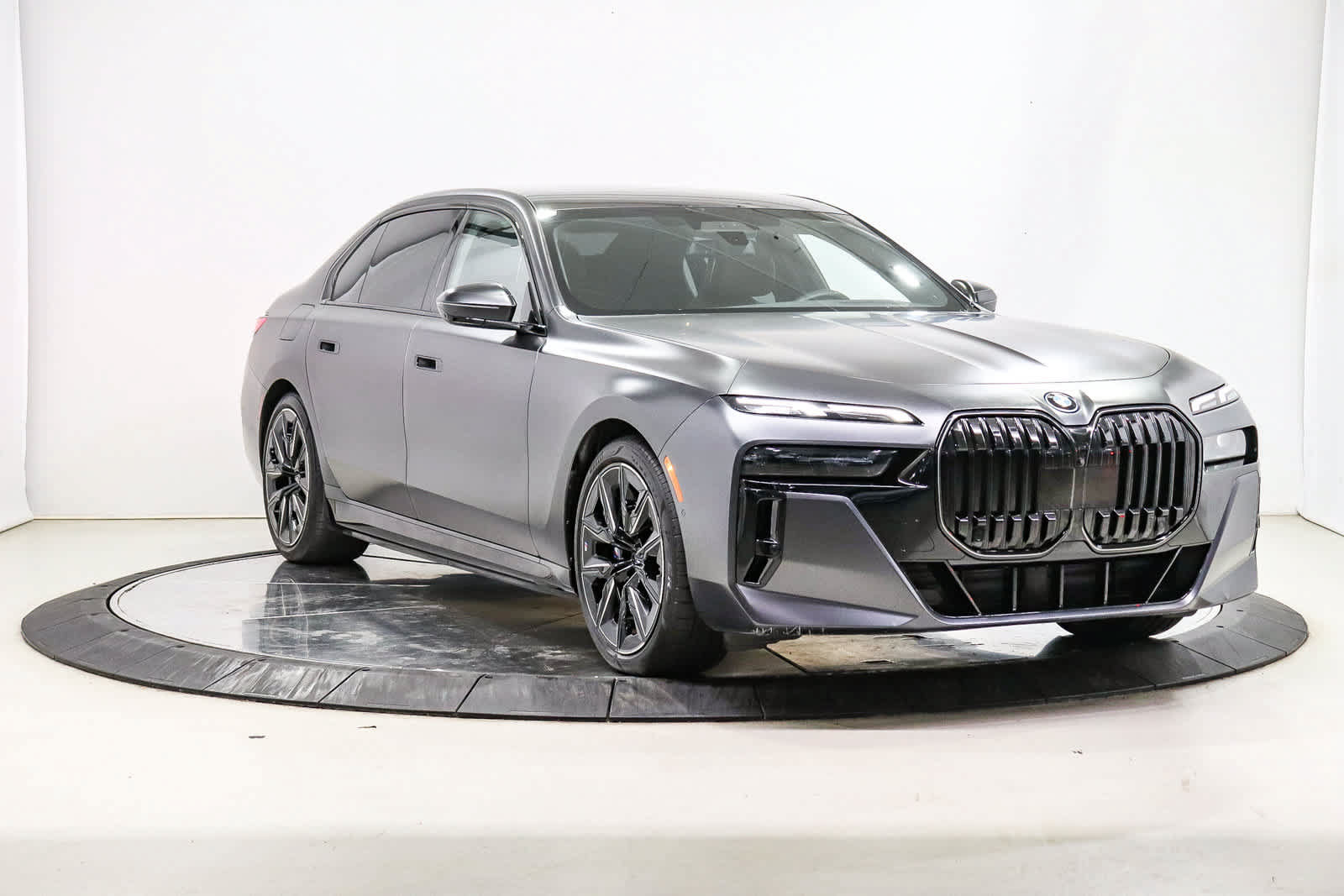 Used 2025 BMW i7 eDrive50 w/ M Sport Package RWD image 5