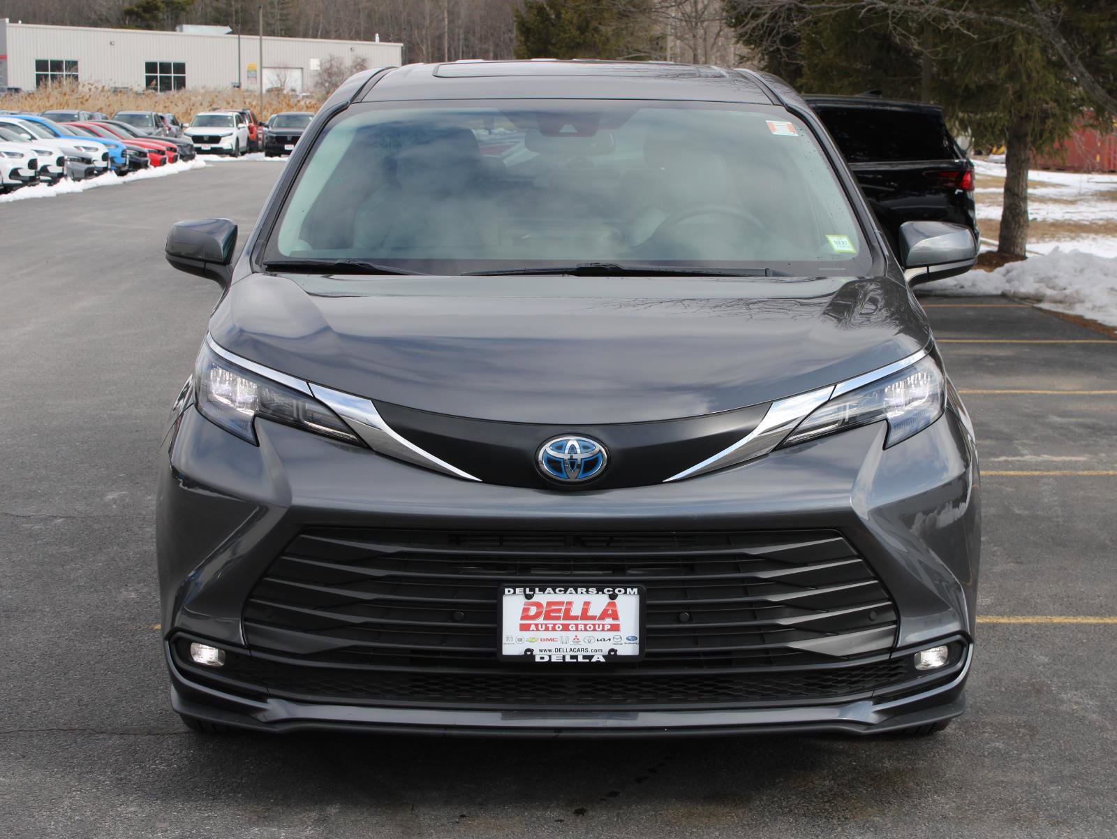 Used 2025 Toyota Sienna XLE image 2