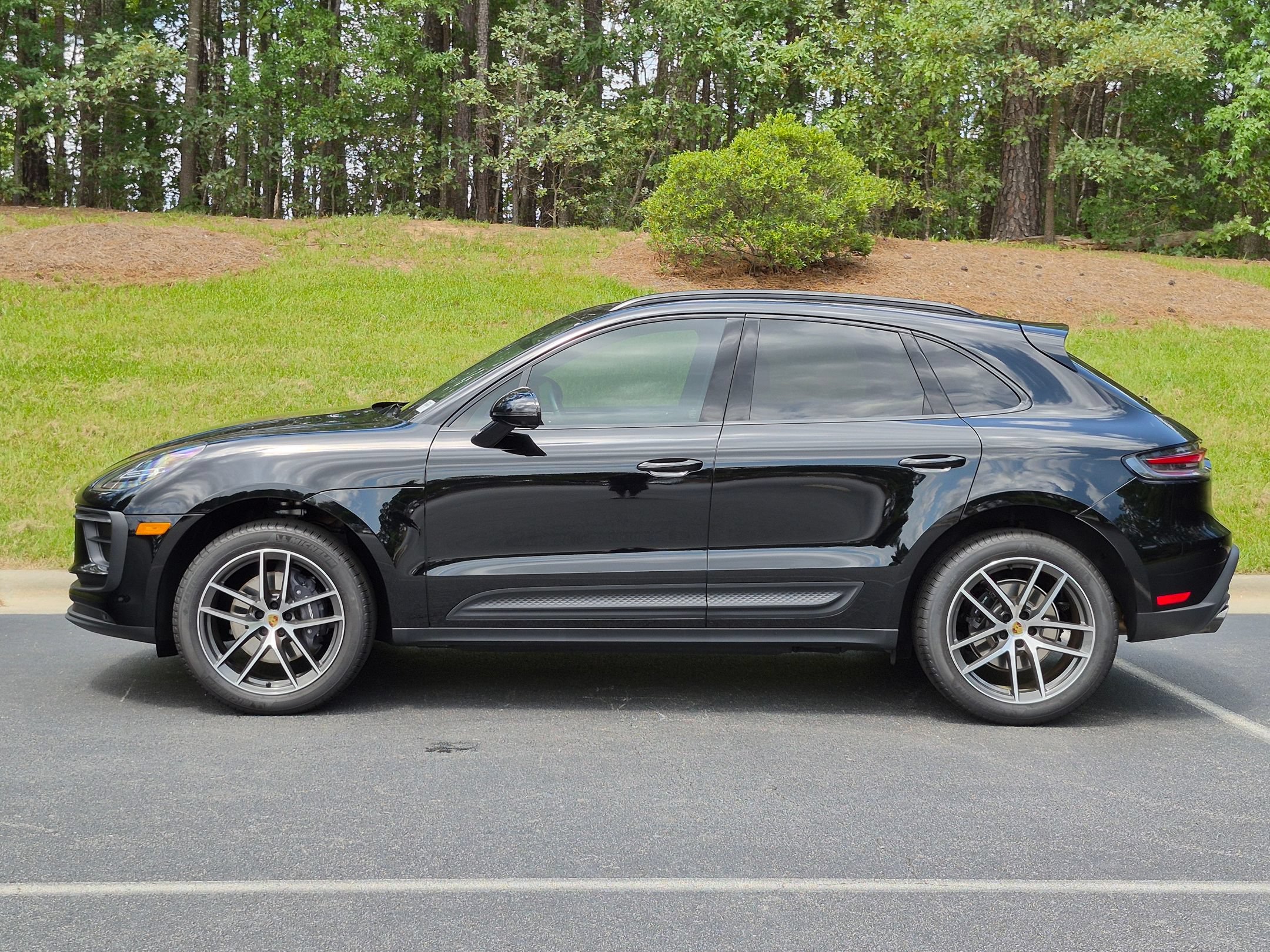 Certified 2026 Porsche Macan AWD/4WD image 2