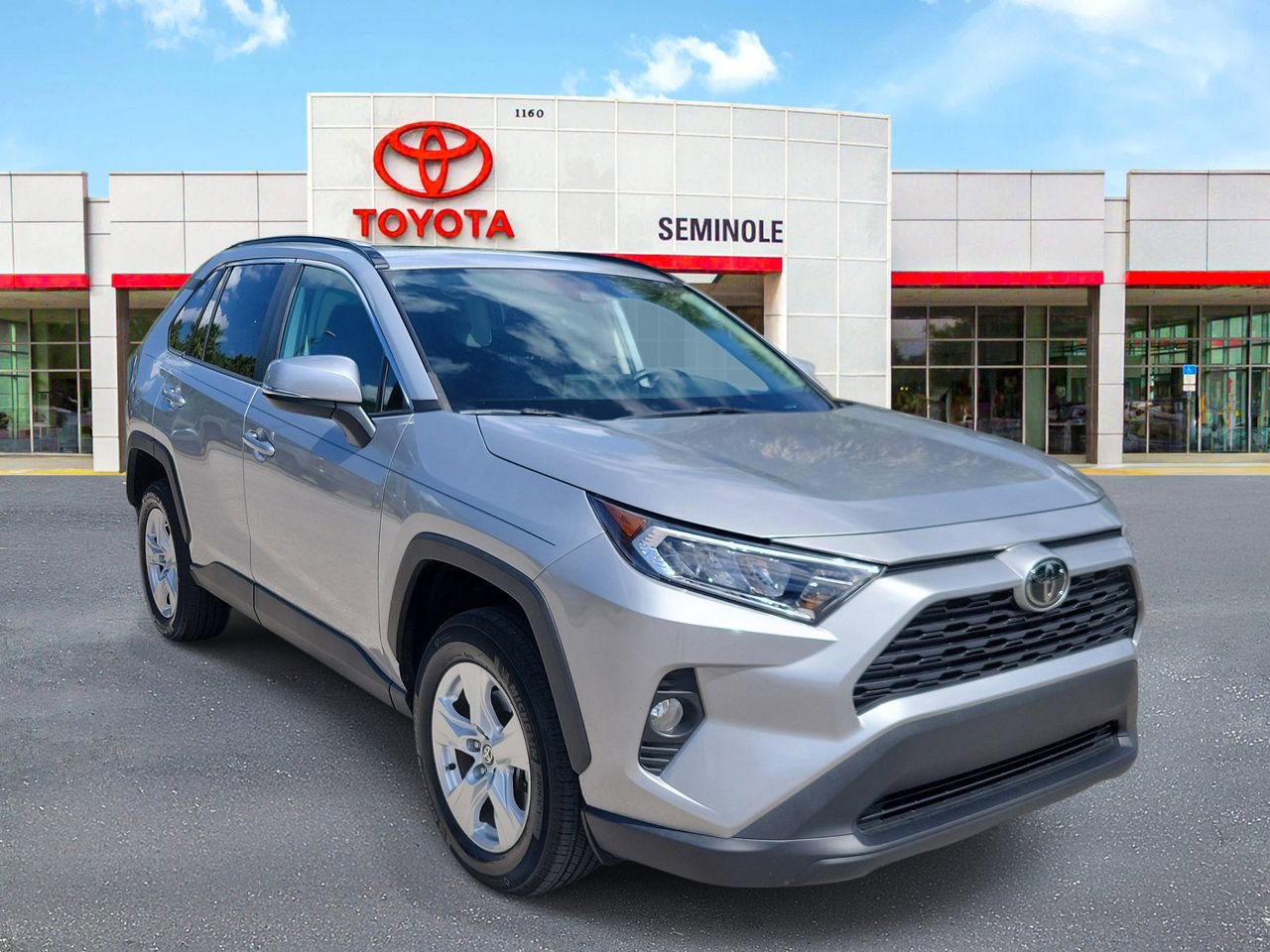 Used 2021 Toyota RAV4 XLE w/ Convenience Package FWD image 2