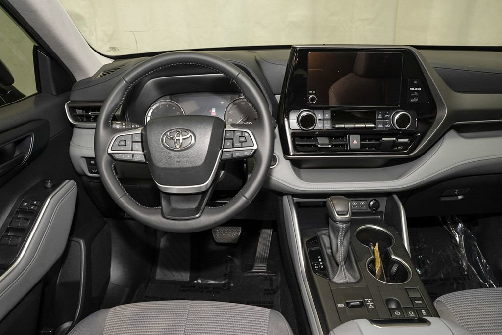 Used 2024 Toyota Highlander LE FWD image 7