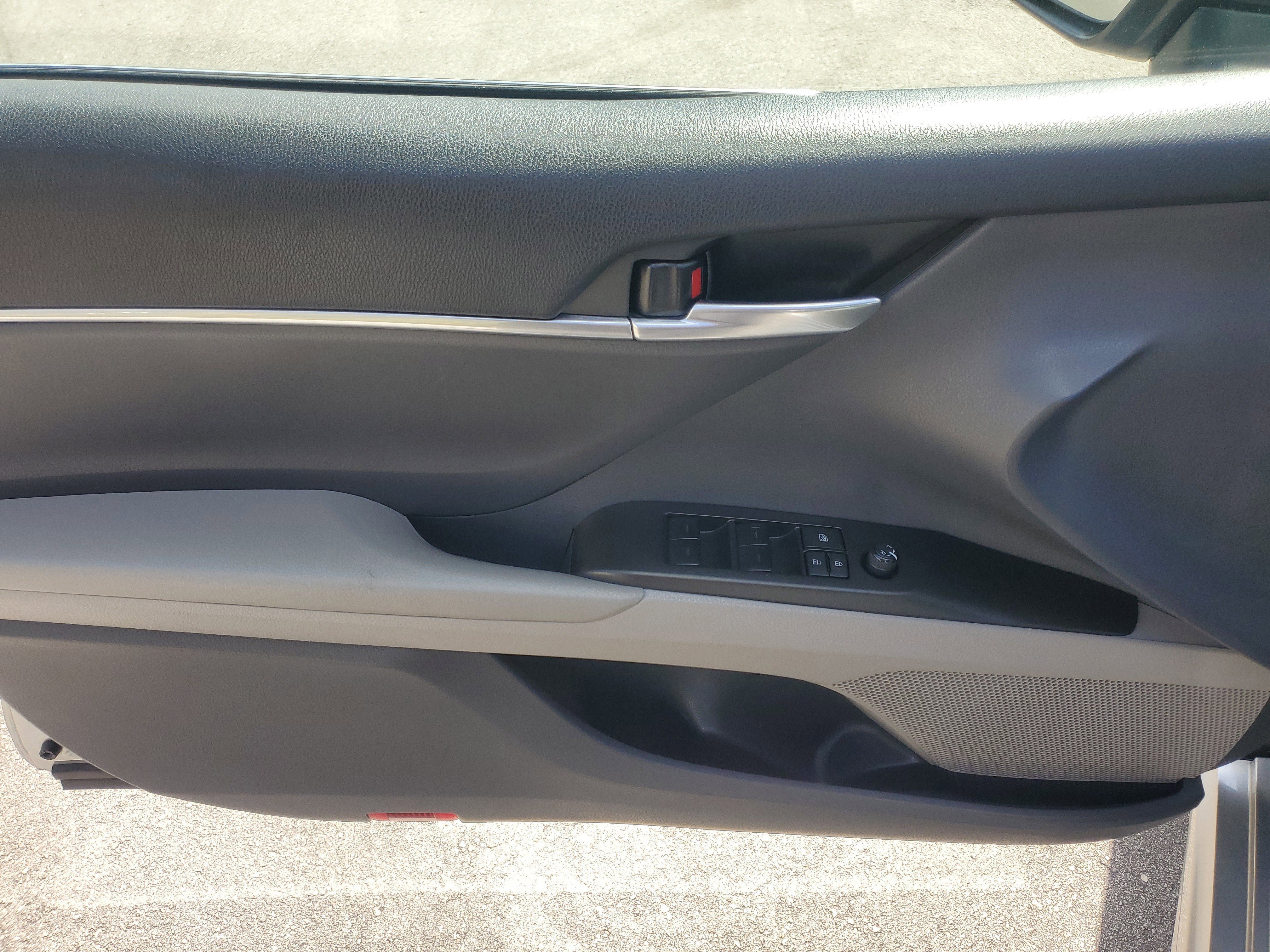 Used 2023 Toyota Camry SE w/ Cold Weather Package image 19