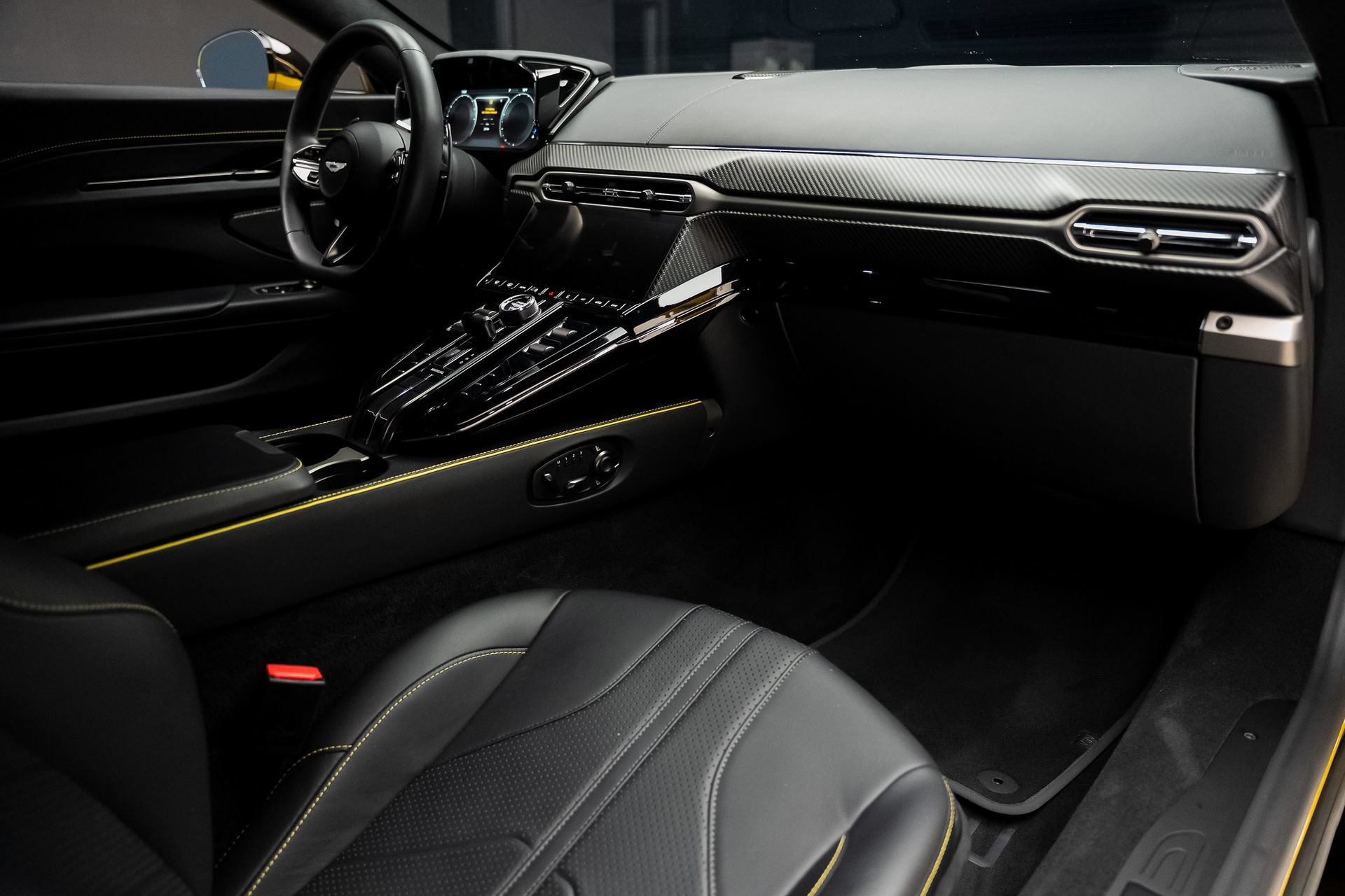 Used 2025 Aston Martin V8 Vantage Coupe RWD image 55
