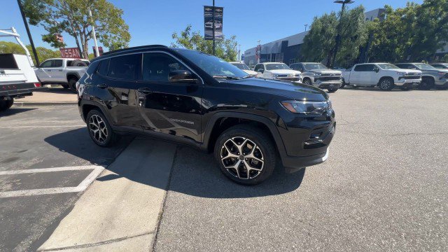 Used 2025 Jeep Compass Limited AWD/4WD image 2