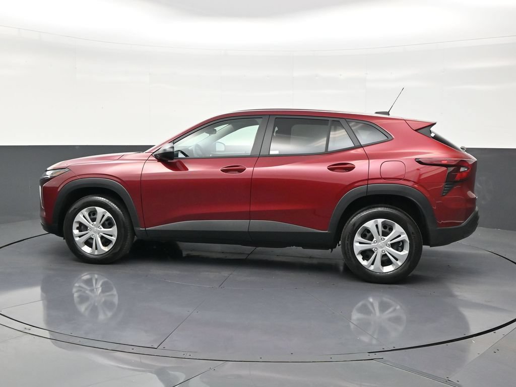 Used 2025 Chevrolet Trax LS FWD image 2