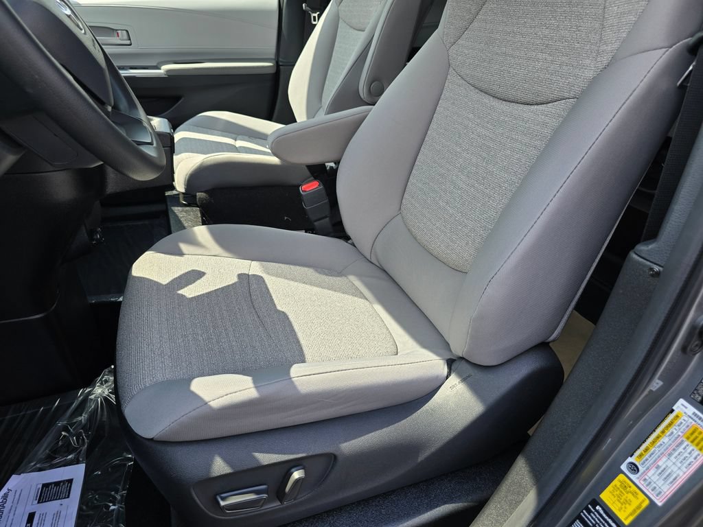 Used 2026 Toyota Sienna LE FWD image 4