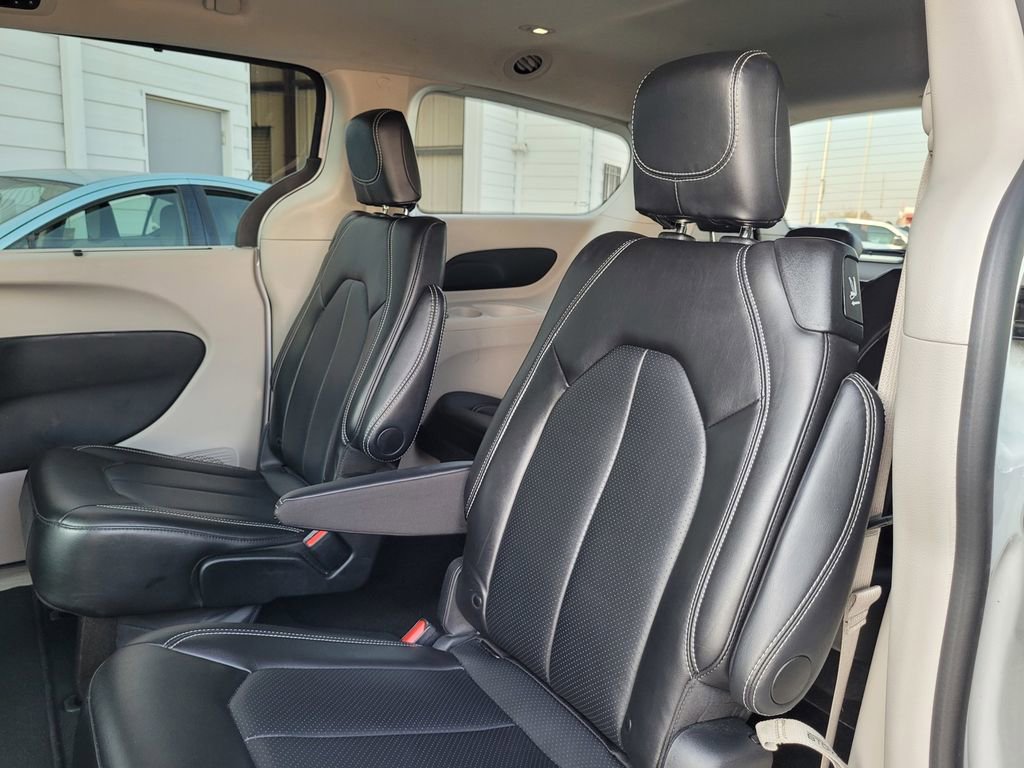 Used 2024 Chrysler Pacifica Touring-L image 14