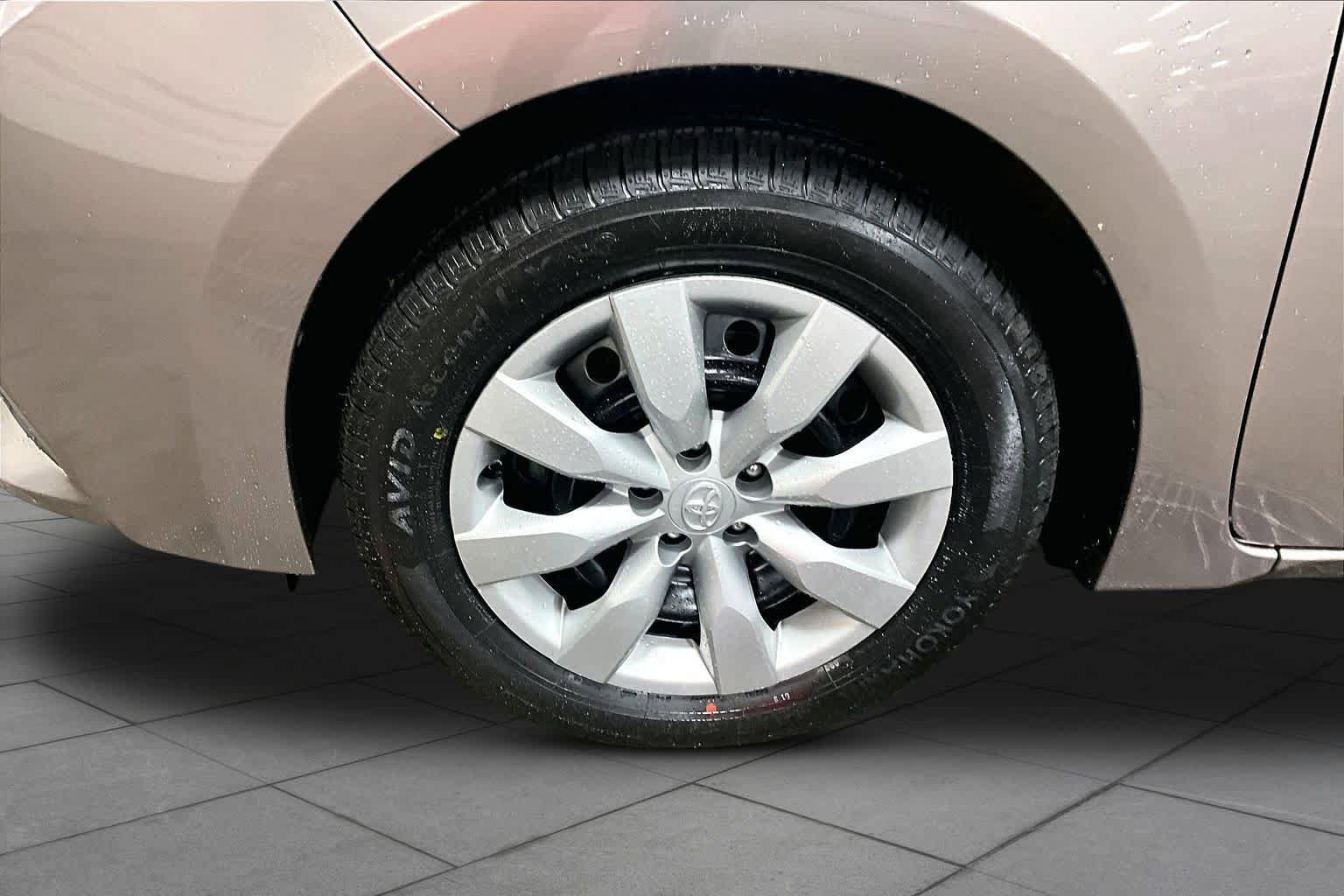 Used 2016 Toyota Corolla LE FWD image 11