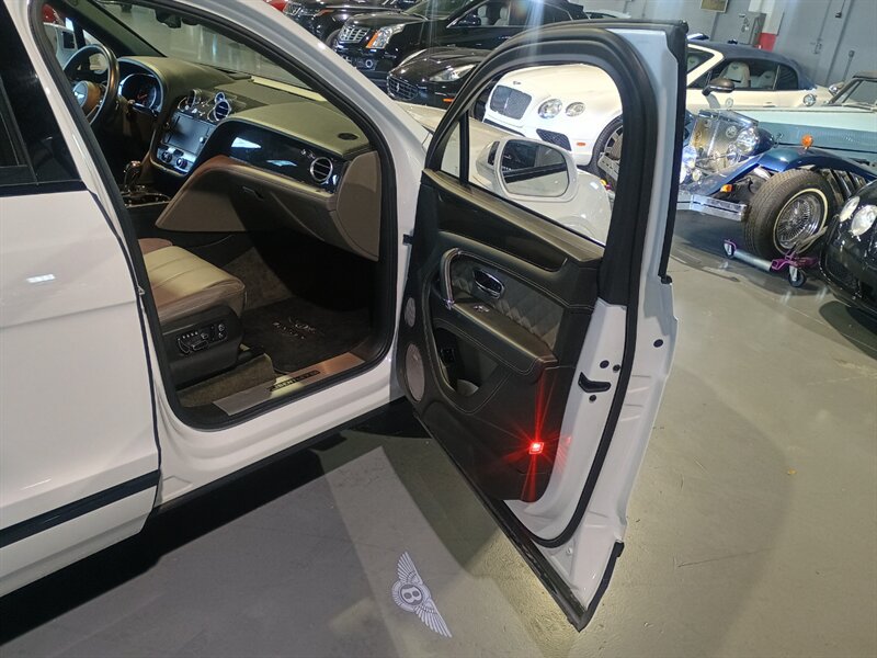 Used 2019 Bentley Bentayga AWD/4WD image 39