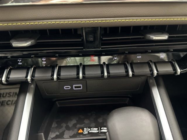 Used 2025 Chevrolet Colorado ZR2 w/ Midnight Edition image 25