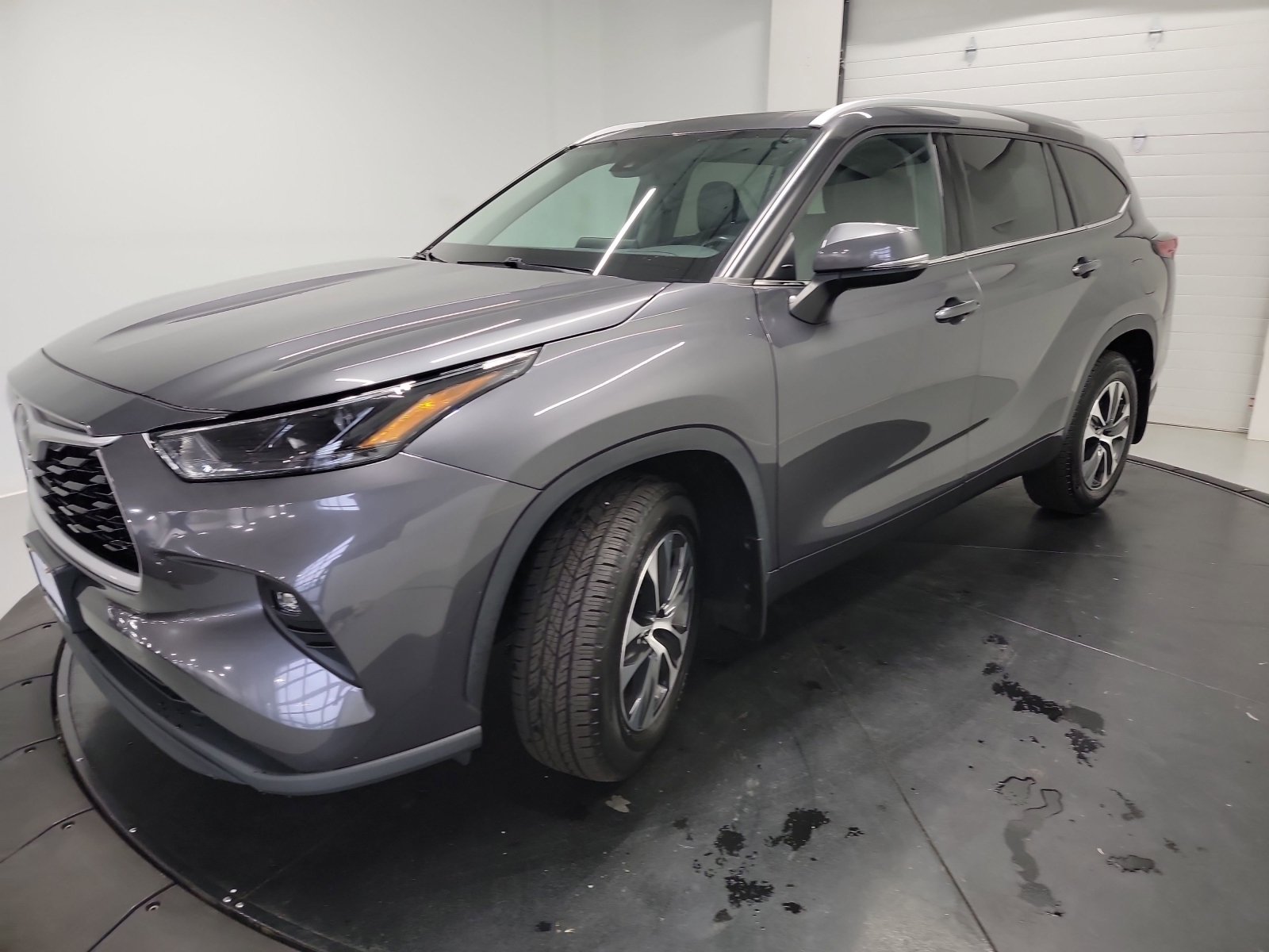 Used 2022 Toyota Highlander XLE AWD/4WD image 3