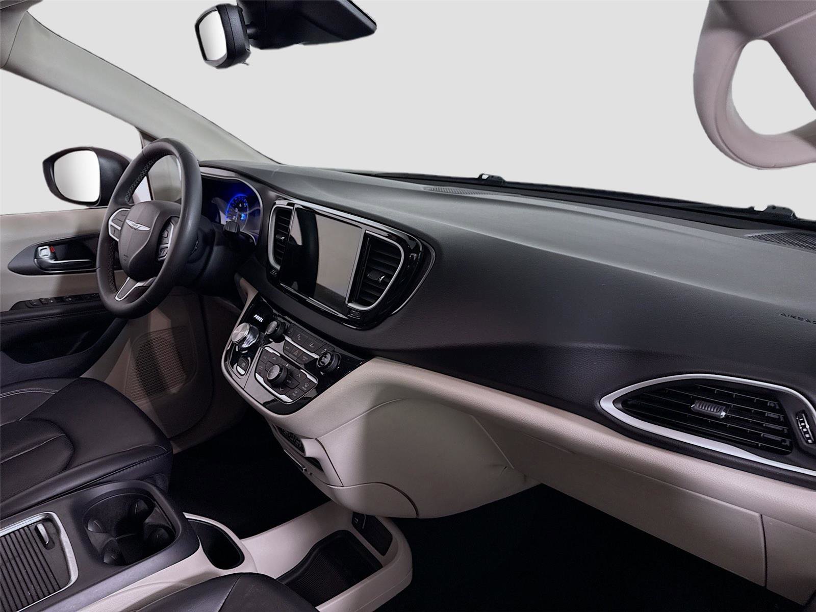 Used 2023 Chrysler Pacifica Touring-L image 22