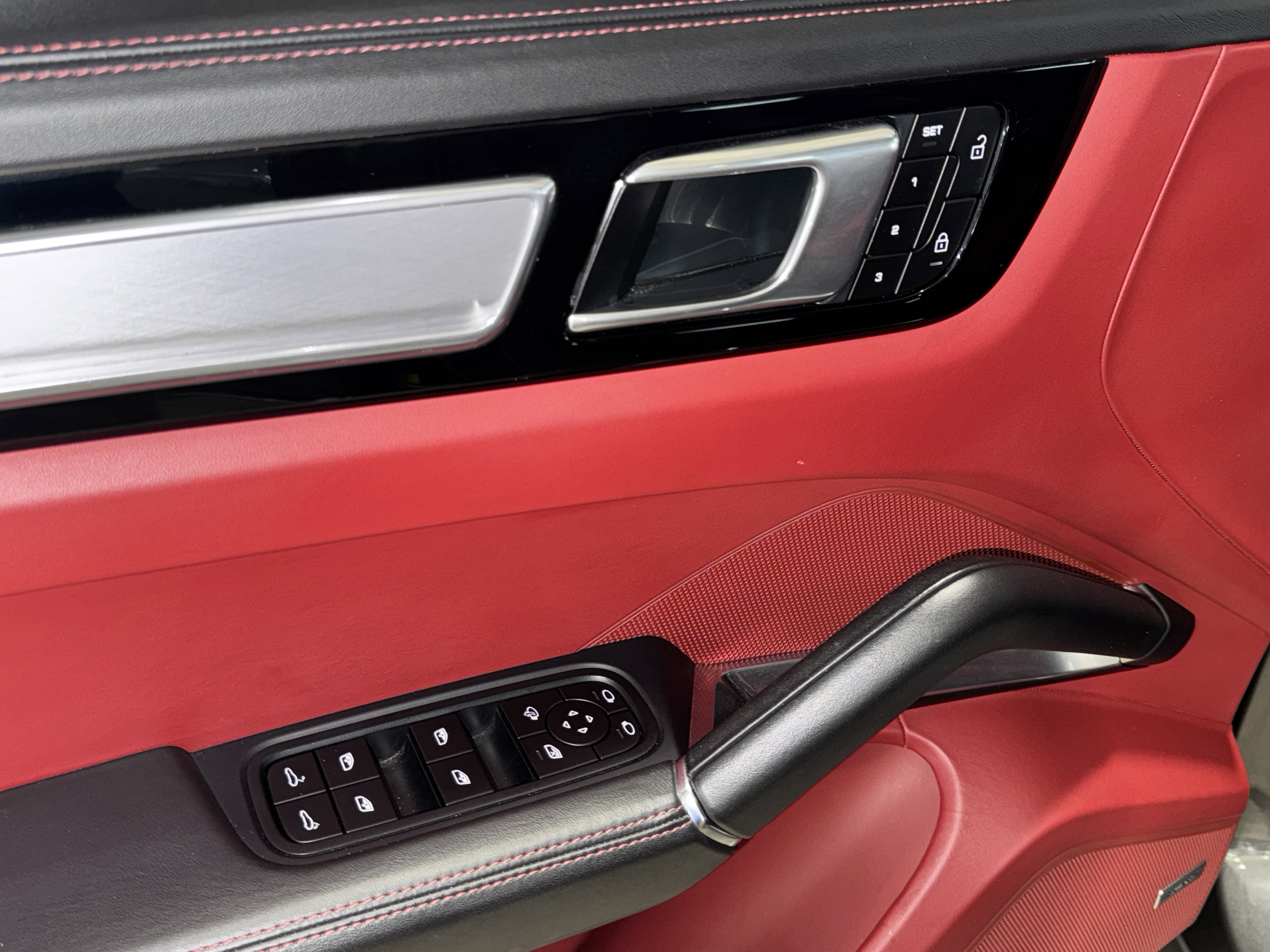 Used 2022 Porsche Cayenne Turbo image 14