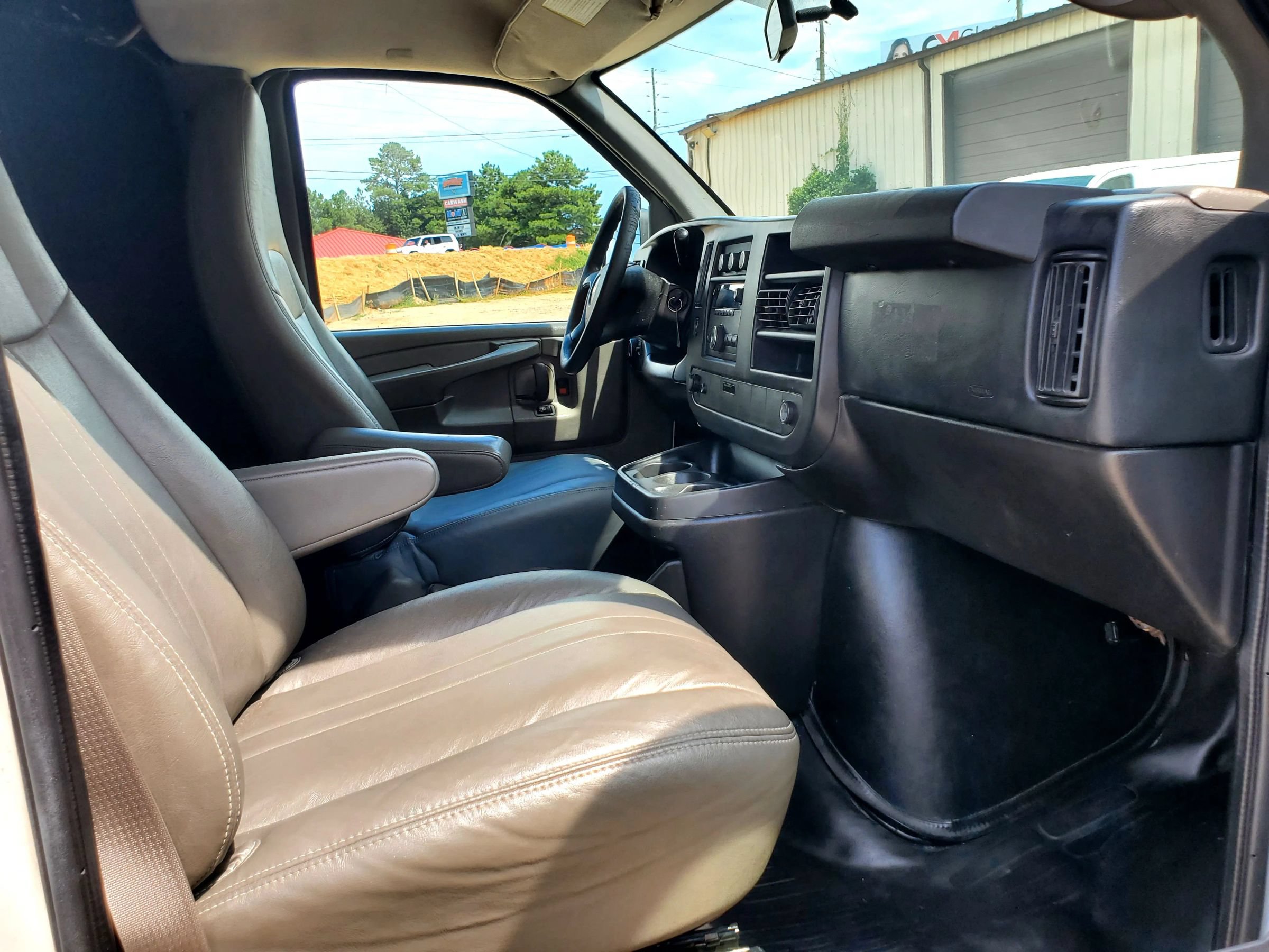 Used 2014 Chevrolet Express 1500 RWD image 26