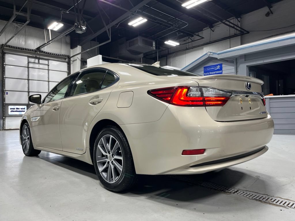 Used 2017 Lexus ES 300h w/ Luxury Package FWD image 5