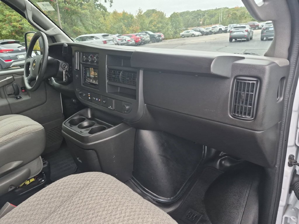 Used 2025 Chevrolet Express 2500 RWD image 28