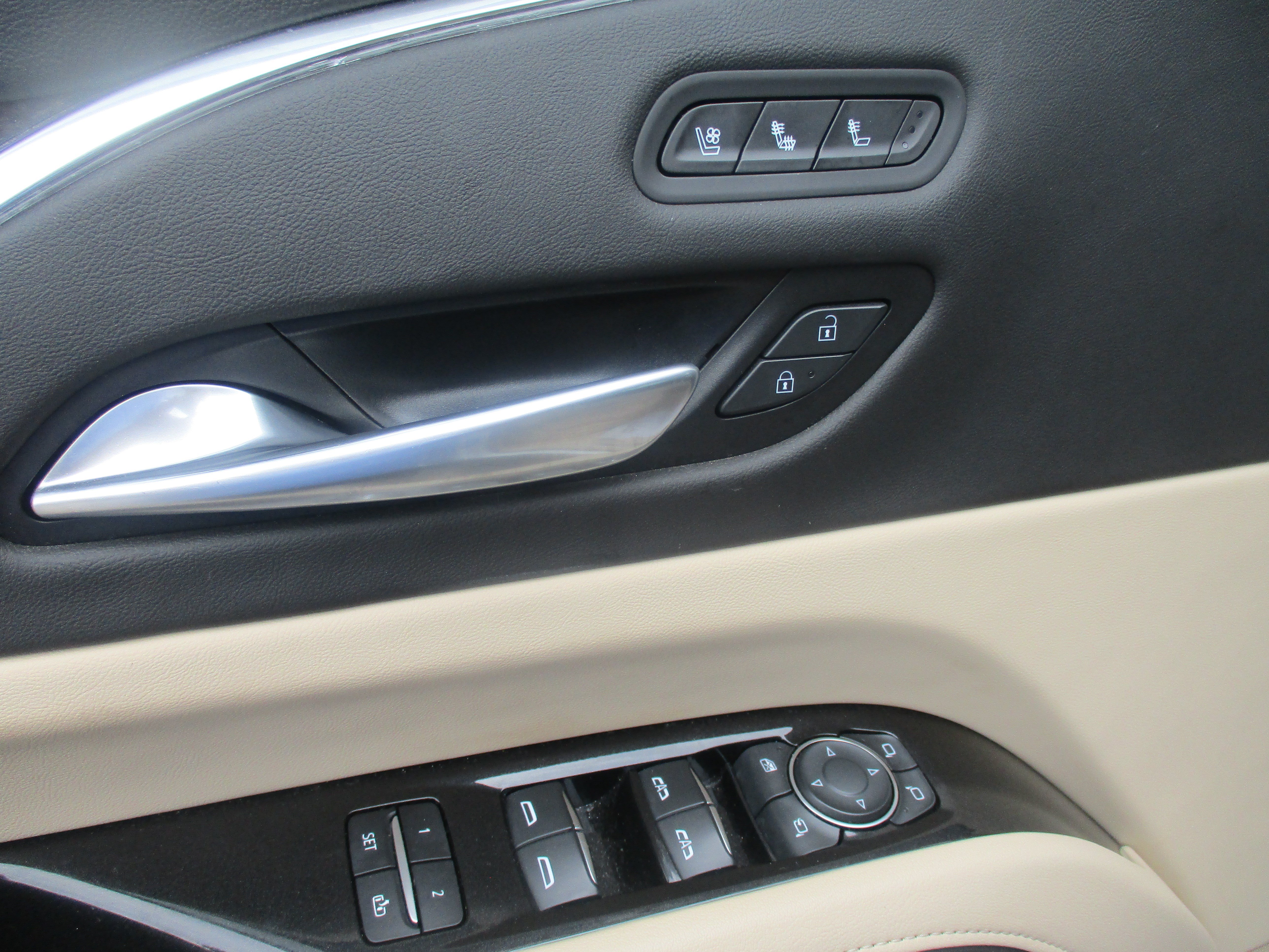 Used 2023 Cadillac Escalade ESV Premium Luxury w/ LPO, Illumination Package AWD/4WD image 16