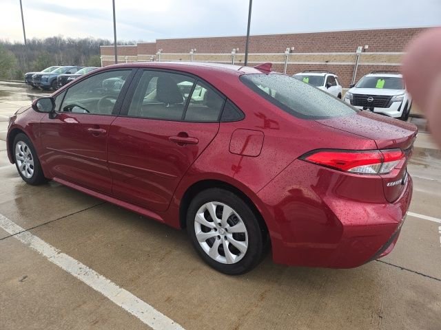 Used 2022 Toyota Corolla LE image 3