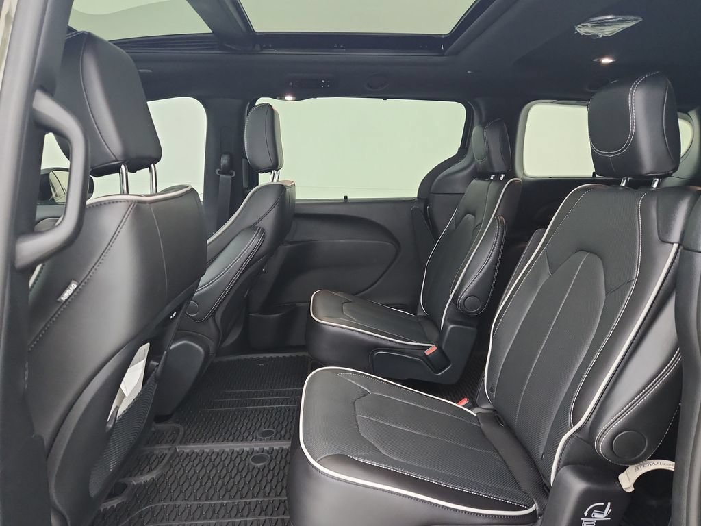 New 2027 Chrysler Pacifica Limited AWD/4WD image 30