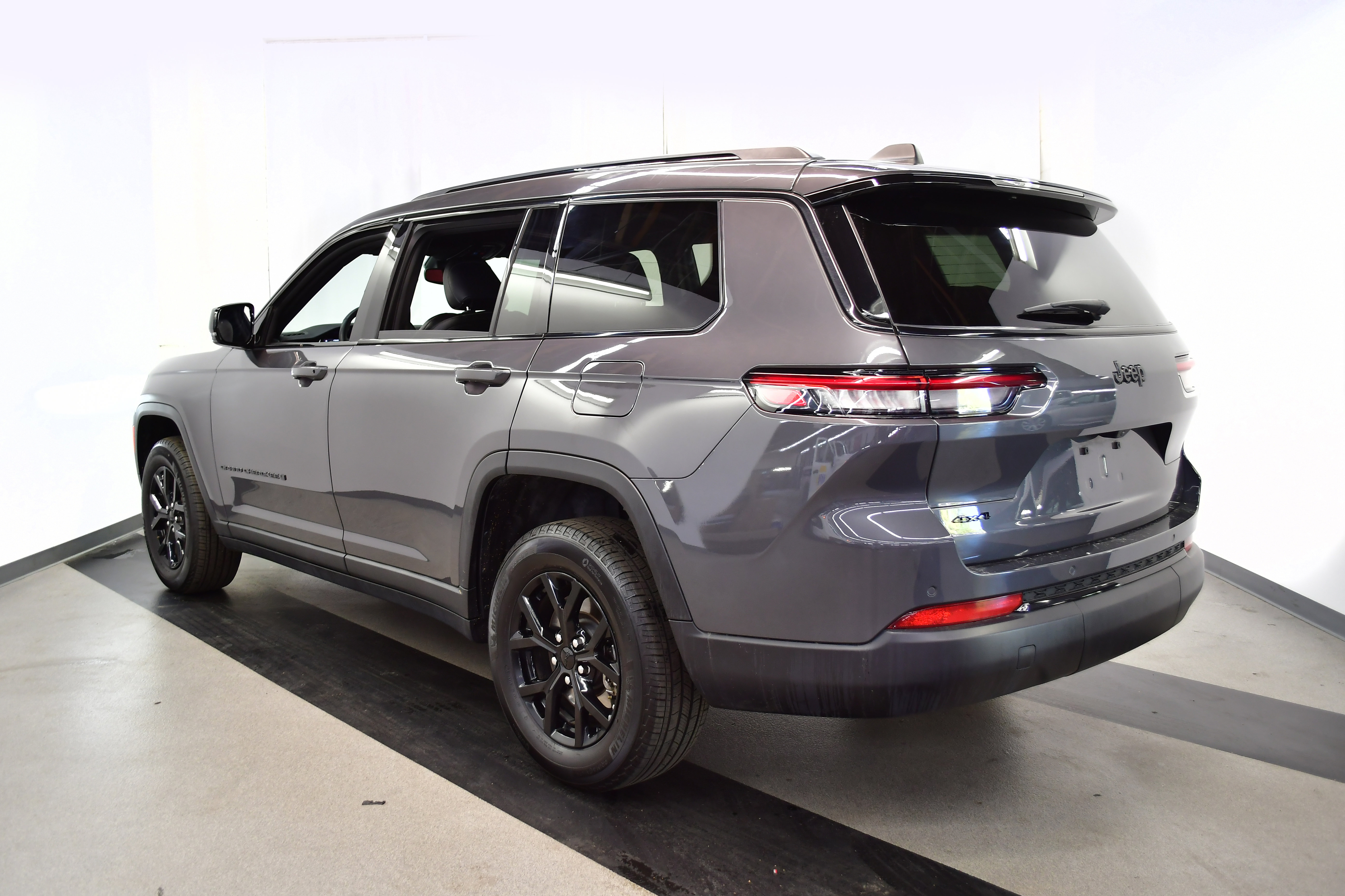 Used 2024 Jeep Grand Cherokee L Laredo image 5