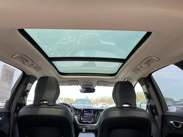 Used 2025 Volvo XC60 B5 Plus AWD/4WD image 9