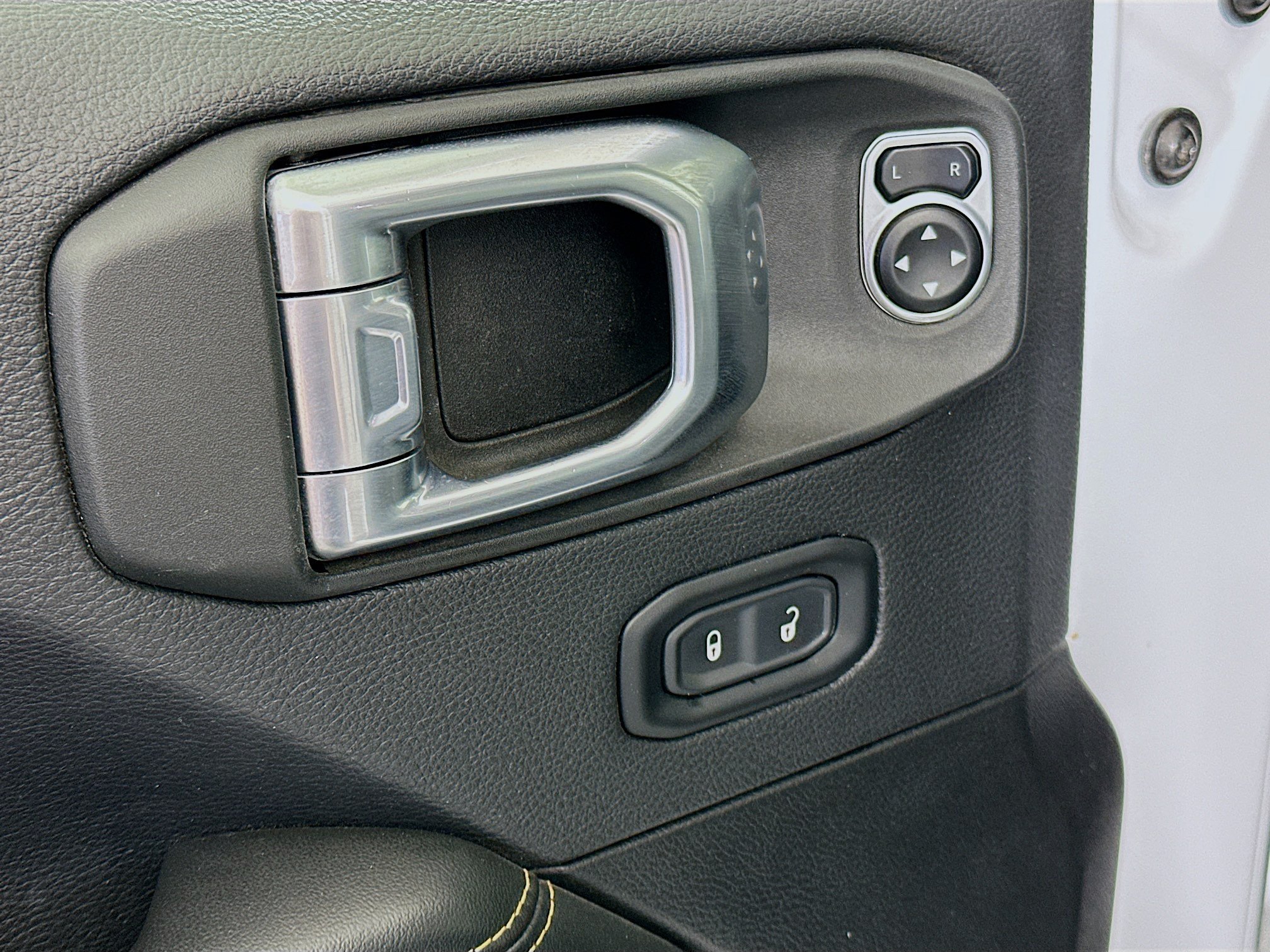Used 2025 Jeep Wrangler Unlimited Sahara AWD/4WD image 15