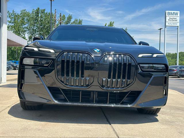 Used 2023 BMW 760i xDrive AWD/4WD image 2