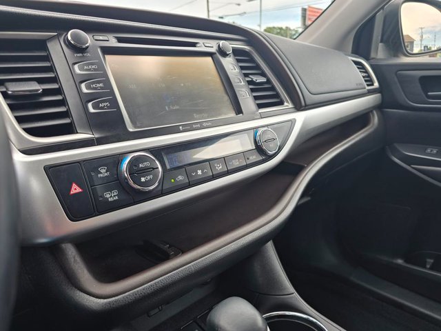 Used 2017 Toyota Highlander Plus AWD/4WD image 31