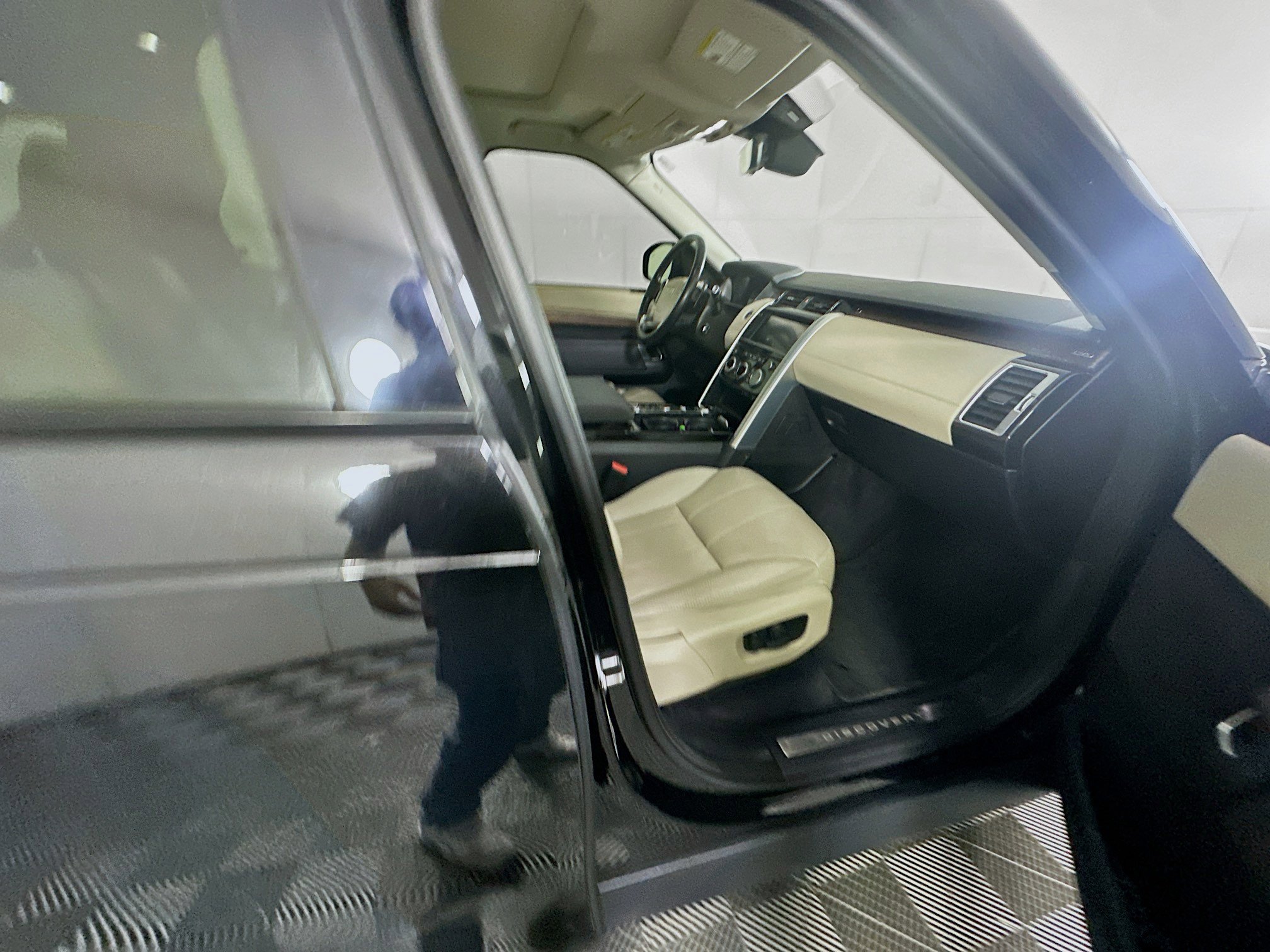 Used 2019 Land Rover Discovery HSE image 34