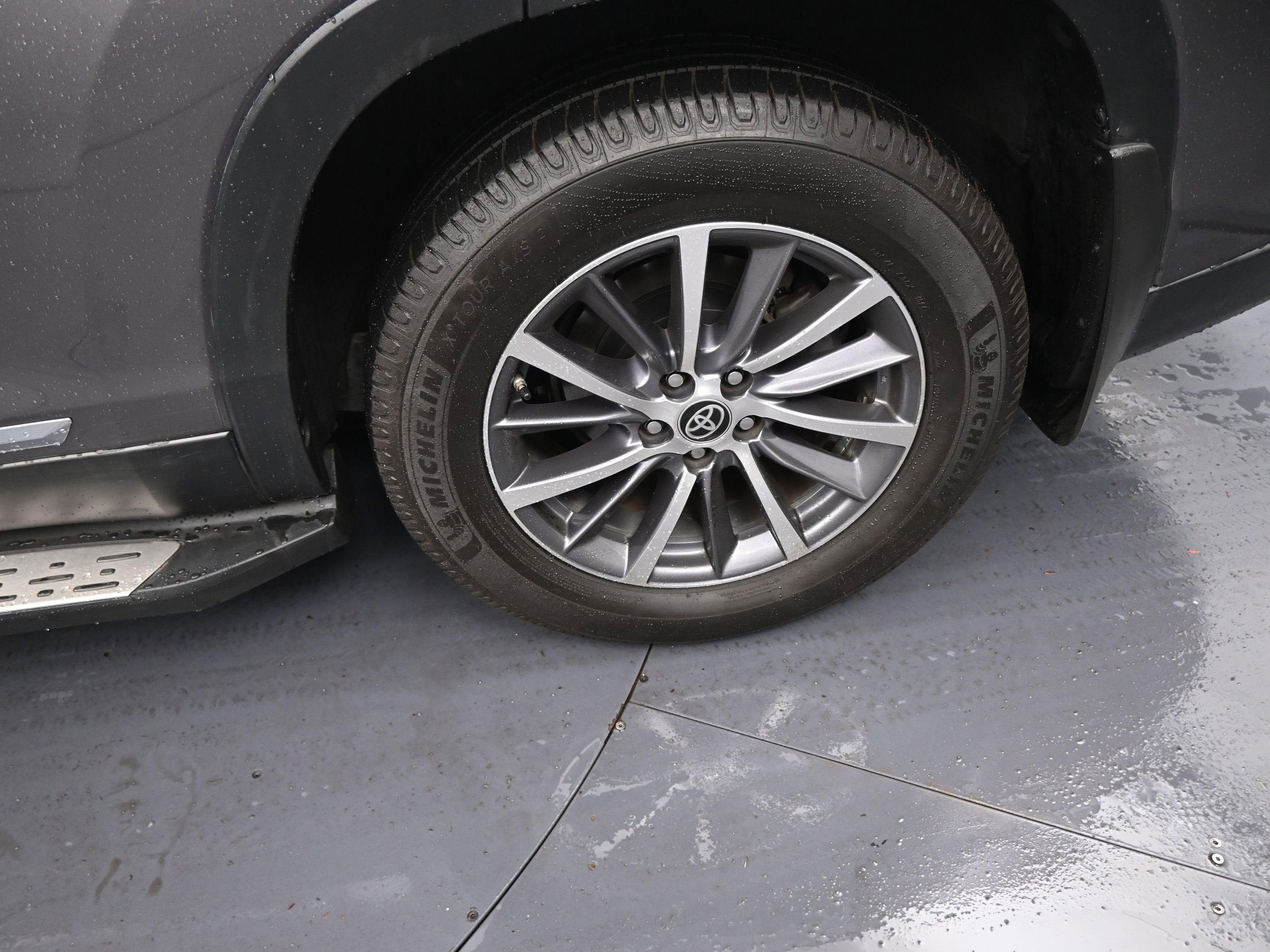 Used 2019 Toyota Highlander XLE image 20