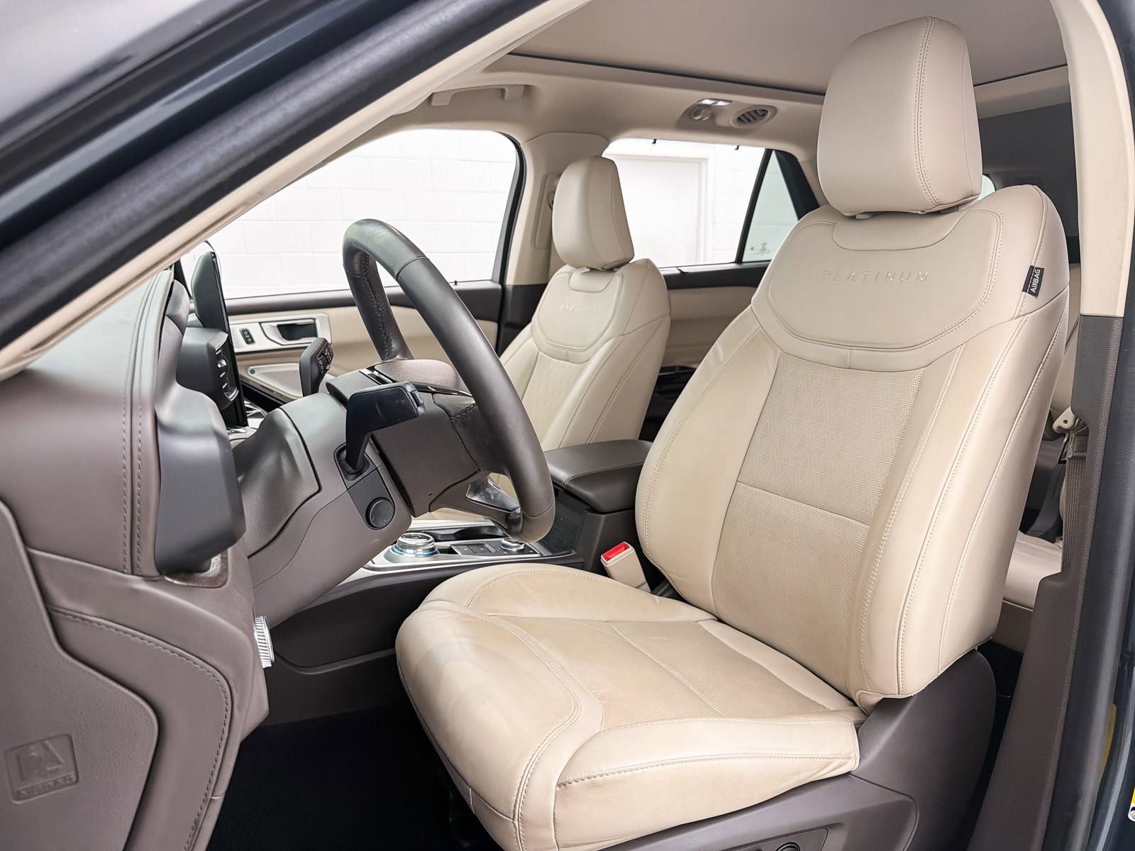 Used 2023 Ford Explorer Platinum w/ Technology Package AWD/4WD image 21